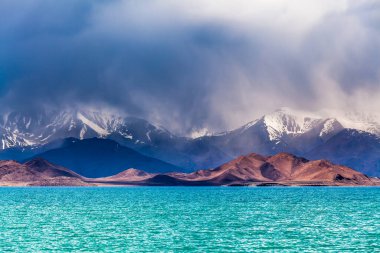 Tacikistan, Pamir 'deki Karakul gölünün güzel manzarası