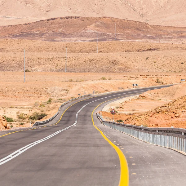 イスラエルのネゲヴ砂漠を通る道路の眺め — ストック写真