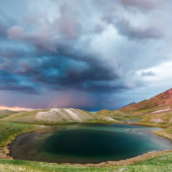 Vacker Utsikt Över Tulpar Kul Sjön Kirgizistan Stormen — Stockfoto