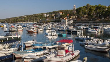 Hırvatistan 'ın Hvar adasındaki Hvar kasabasının güzel manzarası Eylül 2016' da Hvar 'da.