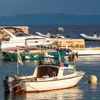  Hırvatistan 'ın Hvar adasındaki Zavala' dan güzel manzara Eylül 2016 'da Hvar' da.