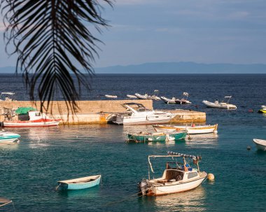 Hırvatistan 'ın Hvar adasındaki Hvar kasabasının güzel manzarası Eylül 2016' da Hvar 'da.