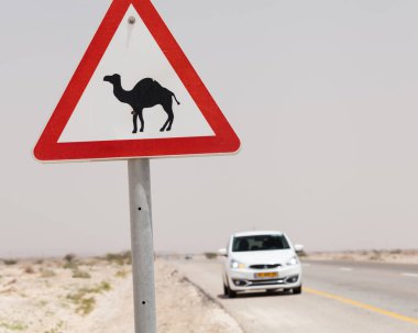 NAGEV, ISRAEL - CIRCA MAYIS 2018: Nagev Çölü boyunca yol manzarası Mayıs 2018.