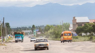 KARAKOL, KYRGYZSTAN - CIRCA HAZİRAN 2017: Karakol önceden Kırgızistan 'ın Kırgızistan' daki Issyk-Kul Gölü 'nün doğu ucu yakınlarındaki dördüncü büyük şehir.