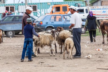 KARAKOL, KYRGYZSTAN - CIRCA HAZİRAN 2017: Karakol 'da haftalık pazar hayvan pazarı Kırgızistan' daki Issyk-Kul Gölü 'nün doğu ucu, 2017 Haziran ayı civarında Karakol' da.
