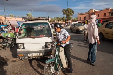 MARRAKECH, MOROCCO - CIRCA EPTEMBER 2014: Marakeş sokakları Eylül 2014 civarı Marakeş 'te.