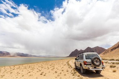 RANGKUL, TAJIKISTAN - CIRCA HAZİRAN 2017: Tacikistan 'daki Rangkul Gölü' ndeki off-road aracı.
