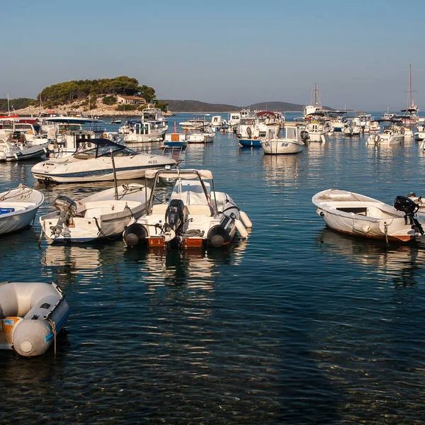 Hırvatistan 'ın Hvar adasındaki Hvar kasabasının güzel manzarası Eylül 2016' da Hvar 'da.