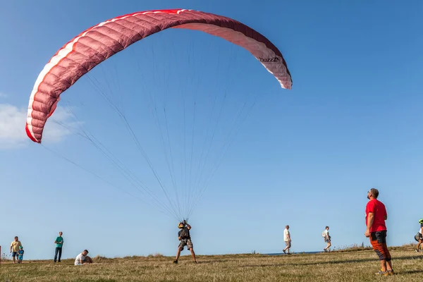 Uma Visão Parapente Praticando Esporte Extremo Trzesacz Polônia Por Volta — Fotografia de Stock