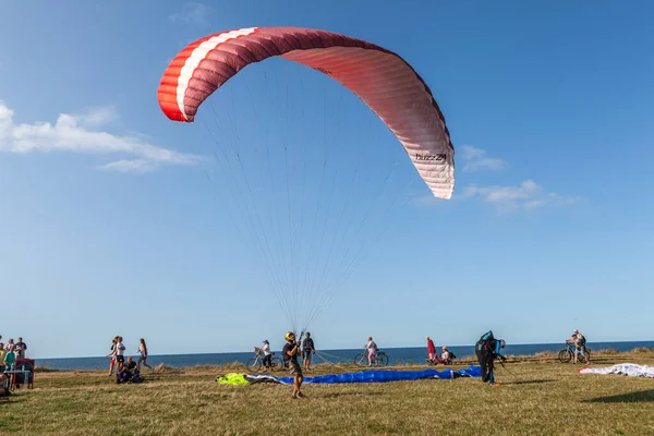 Una Vista Parapente Practicando Deporte Extremo Trzesacz Polonia Alrededor Agosto — Foto de Stock