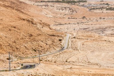 NAGEV, ISRAEL - CIRCA MAYIS 2018: Nagev Çölü boyunca yol manzarası Mayıs 2018.