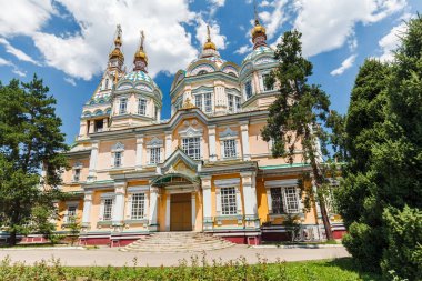 ALMATY, KAZAKHSTAN - CIRCA JUNE 2017: Zenkov Katedrali olarak da bilinen Yükseliş Katedrali, Almaty 'deki Panfilov Parkı' nda Haziran 2017 civarında yer alan bir Rus Ortodoks katedrali..