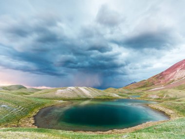 Kırgızistan 'da fırtınada Tulpar Kul Gölü' nün güzel manzarası
