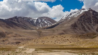Pamir 'in güzel manzarası ve Wachan Koridoru boyunca uzanan yol