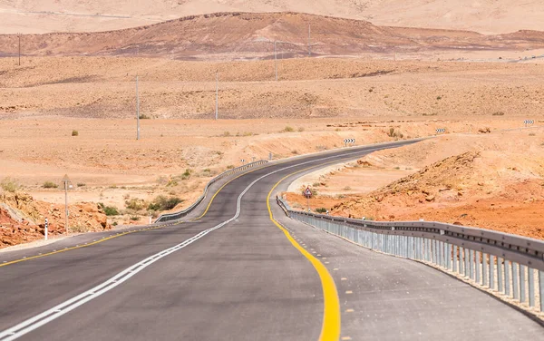 イスラエルのネゲヴ砂漠を通る道路の眺め — ストック写真