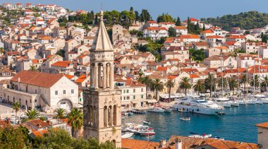 Hırvatistan 'ın Hvar adasındaki Hvar kasabasının güzel manzarası Eylül 2016' da Hvar 'da.