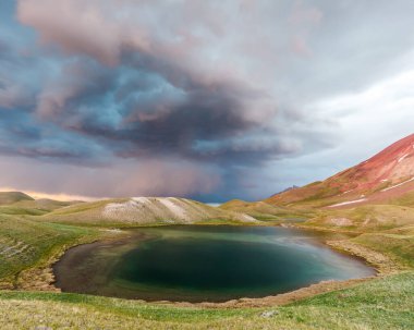 Kırgızistan 'da fırtınada Tulpar Kul Gölü' nün güzel manzarası
