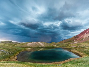 Kırgızistan 'da fırtınada Tulpar Kul Gölü' nün güzel manzarası