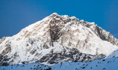 LOBUCHE, NEPAL - CIRCA OCTOBER 2013: Lobuche 'un Ekim 2013 tarihli Lobuche köyünden Kongma Tse' nin (Mehra Paek) görüntüsü.