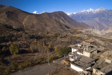 JHARKOT, NEPAL - CIRCA NOVEMBER 2013: Kasım 2013 'te Jharkot köyünün manzarası.