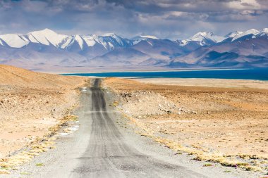 Tacikistan, Pamir 'deki Karakul gölünün güzel manzarası