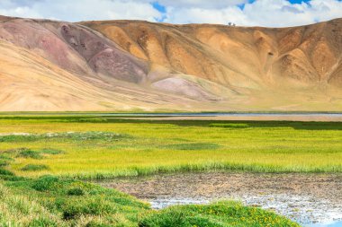 Tacikistan 'da Pamir' de Bulunkul Gölü 'nün güzel manzarası