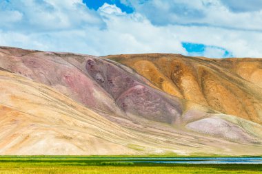 Tacikistan 'da Pamir' de Bulunkul Gölü 'nün güzel manzarası