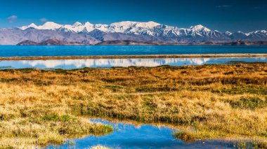 Tacikistan, Pamir 'deki Karakul gölünün güzel manzarası