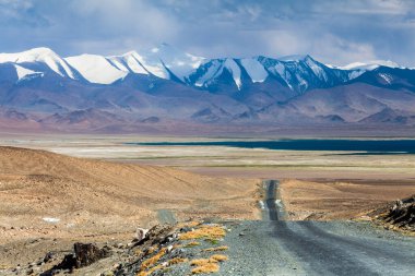 Tacikistan, Pamir 'deki Karakul gölünün güzel manzarası