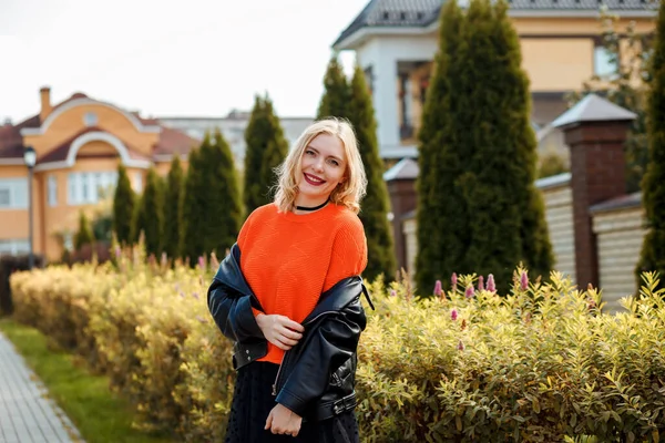 Attraktive blonde Frau im modischen Herbst-Outfit verbringt Zeit im Freien. — Stockfoto