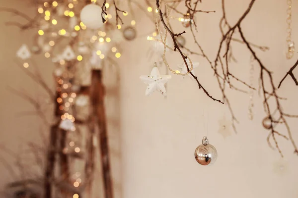 Hermosos adornos y decoraciones de Navidad, luces borrosas en el fondo. — Foto de Stock