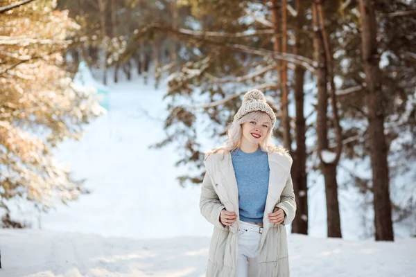 Portret Van Vrolijke Glimlachende Blonde Vrouw Die Winter Buiten Verblijft — Stockfoto