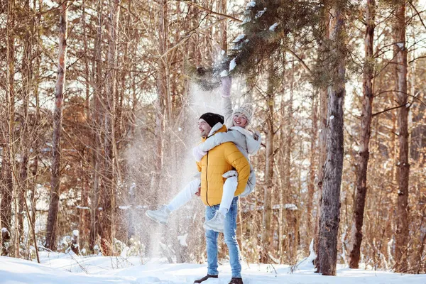 Boldog Pár Meleg Ruhában Szórakozik Szabadban Téli Erdőben Jogdíjmentes Stock Képek