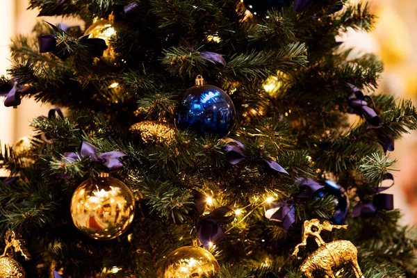 圣诞树上的金球和蓝球 圣诞装饰品和装饰品 — 图库照片