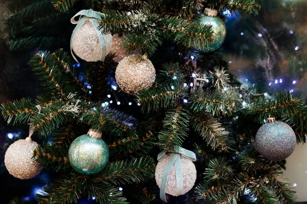 圣诞树上的装饰球 灯和花环 节日背景 — 图库照片