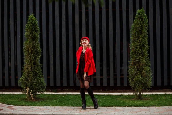 Retrato Completo Mujer Rubia Gorra Roja Chaqueta Roja Vestido Oscuro —  Fotos de Stock