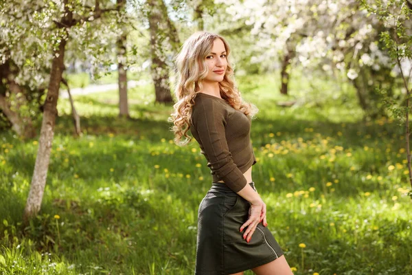 Schöne Blonde Frau Verbringt Zeit Freien Unter Blühenden Bäumen Frühling — Stockfoto