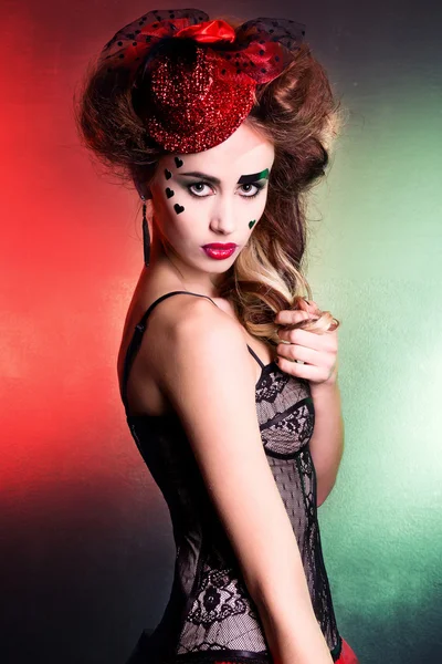 Joven atractiva hermosa chica sexy con los labios llenos de rojo en un sombrero en el estudio —  Fotos de Stock