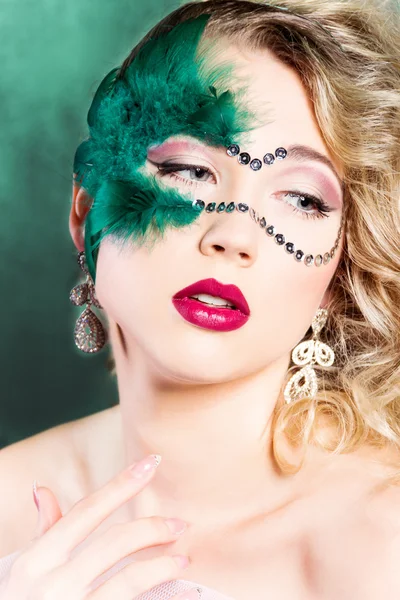 A bela jovem em uma máscara verde misteriosa veneziana um carnaval de ano novo, mascarada de Natal, um clube de dança, festa noturna secreta, com bela maquiagem — Fotografia de Stock