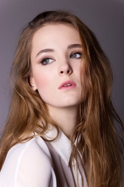 ateş güzel bir genç kız modeli sınama. profesyonel model siyah bir arka plan stüdyo poz
