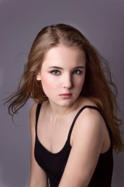 ateş güzel bir genç kız modeli sınama. profesyonel model siyah bir arka plan stüdyo poz