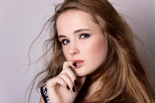 Shooting model testing of a young pretty girl. Professional model posing in the Studio on a black background — Stock Photo, Image