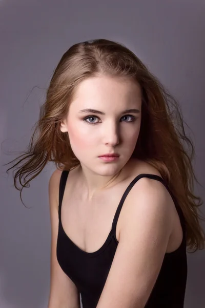 A forgatás modell vizsgálata egy csinos, fiatal lány. profi modell pózol a stúdió-fekete háttér — Stock Fotó
