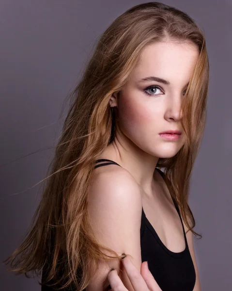 Shooting model testing of a young pretty girl. Professional model posing in the Studio on a black background — Stock Photo, Image