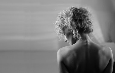 güzel, zarif bir kız sarışın çıplak sırt ile stüdyoda oturan