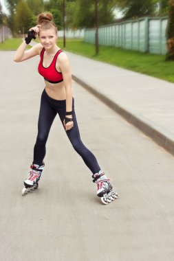 roller buz pateni inline paten üzerinde park paten kız. açık hava etkinlikleri karışık ırk Asyalı Çinli beyaz kadın.