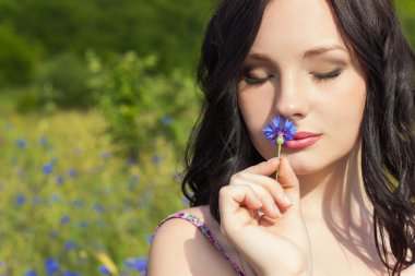 güzel genç kız makyaj alanında Peygamber ile güneşli yaz günü yürüyüş ile Peygamber bir çelenk ile uzun siyah saçlı