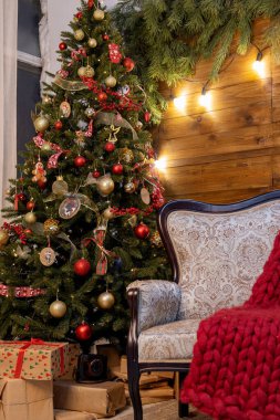 Oyuncak ve kurdeleli güzel yeşil Noel ağacı süslemesi