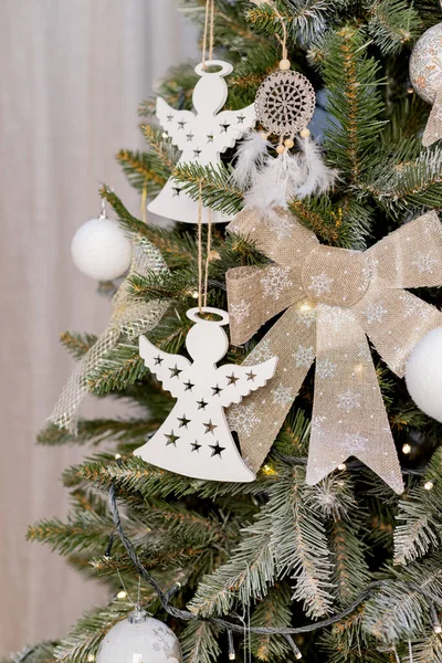 おもちゃやリボンで美しい緑のクリスマスツリーの装飾 — ストック写真