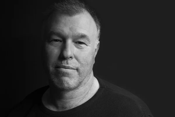 Orta yaşlı adam siyah beyaz düşük anahtar portresi